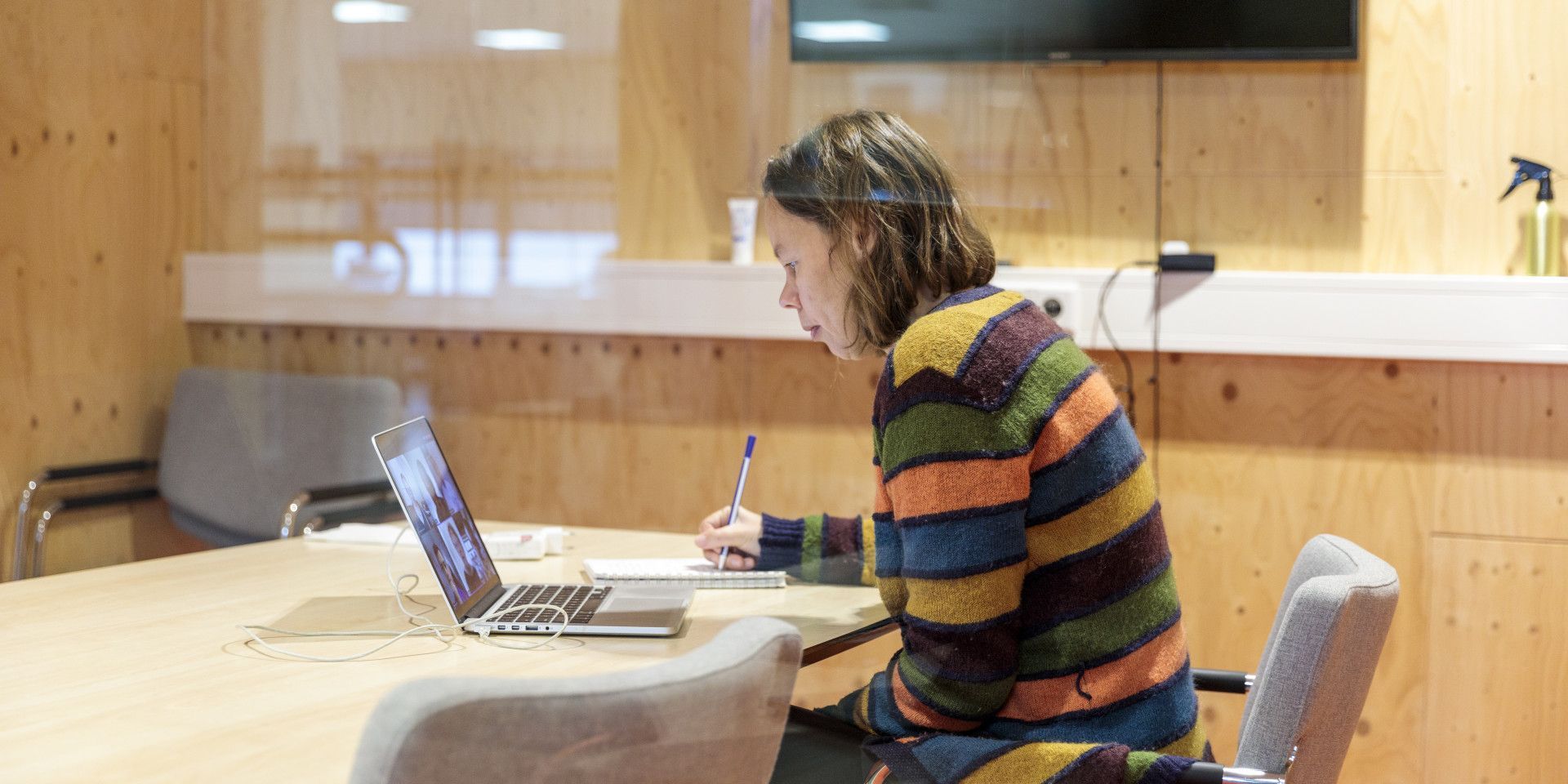 medewerker lifelines op hoofdkantoor