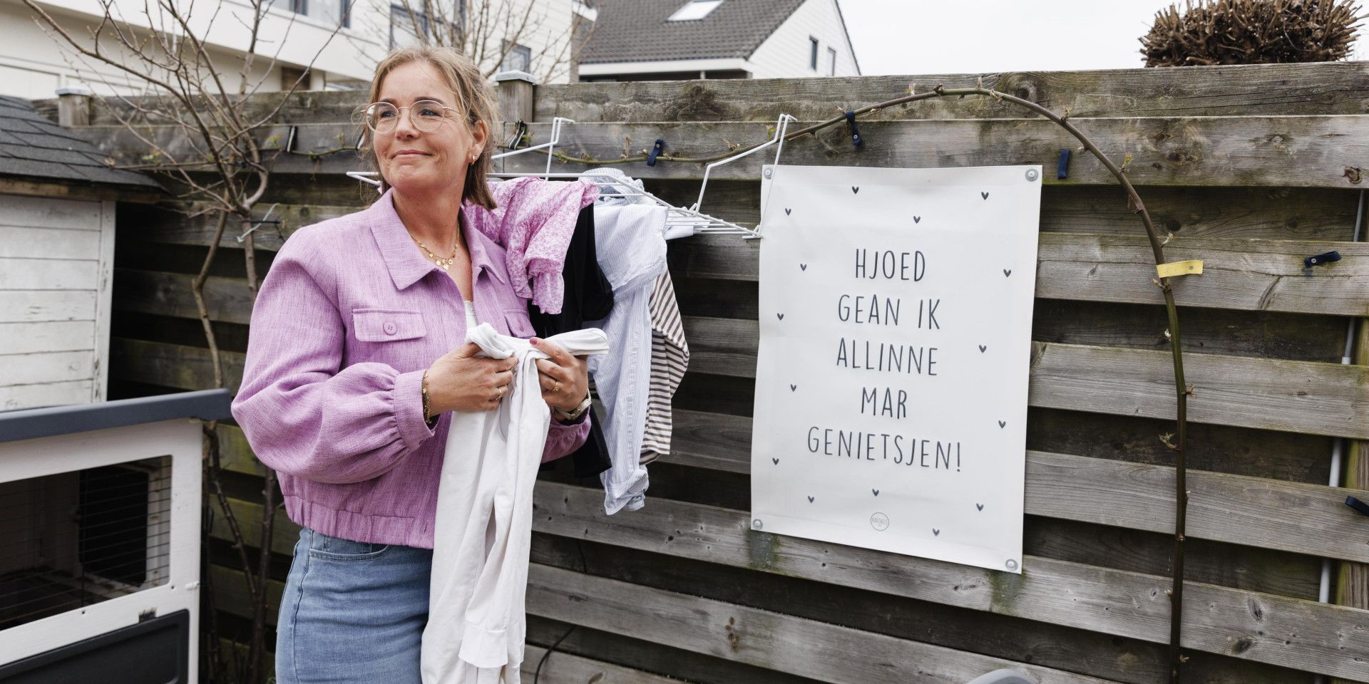 Linda bij de schutting
