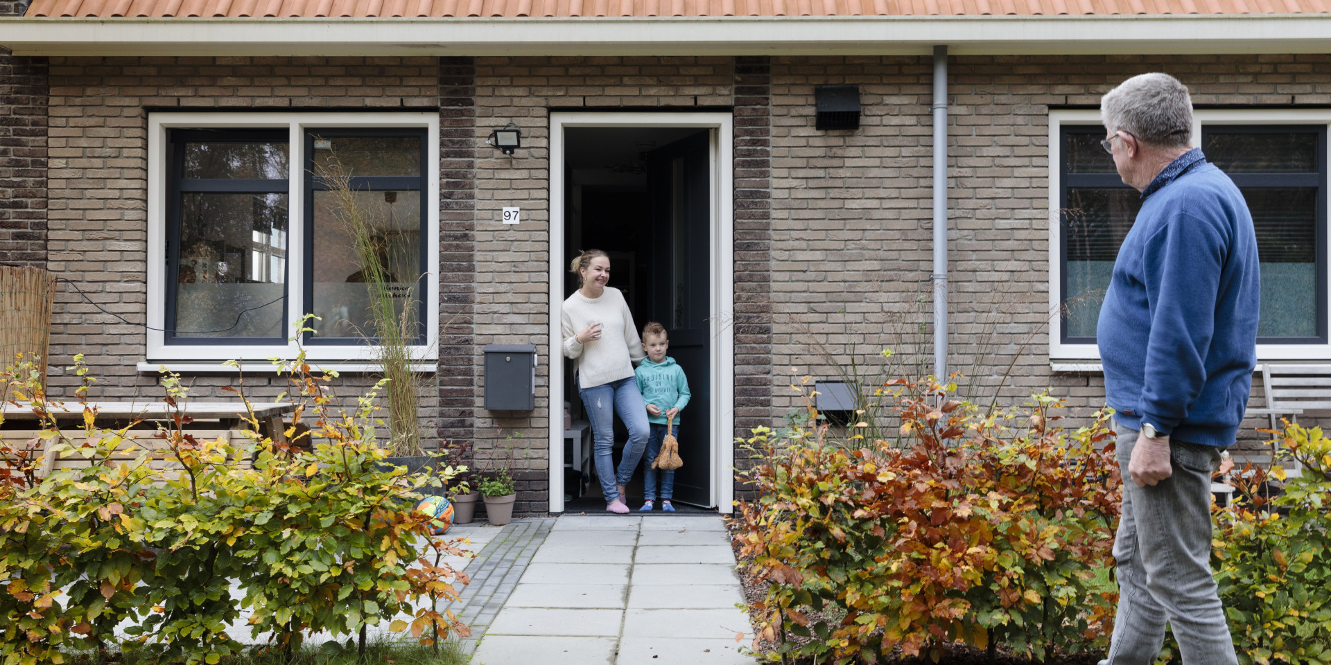 vrouw en kind in deurpost