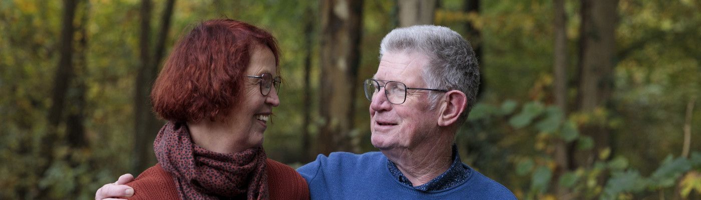 man en vrouw in het bos