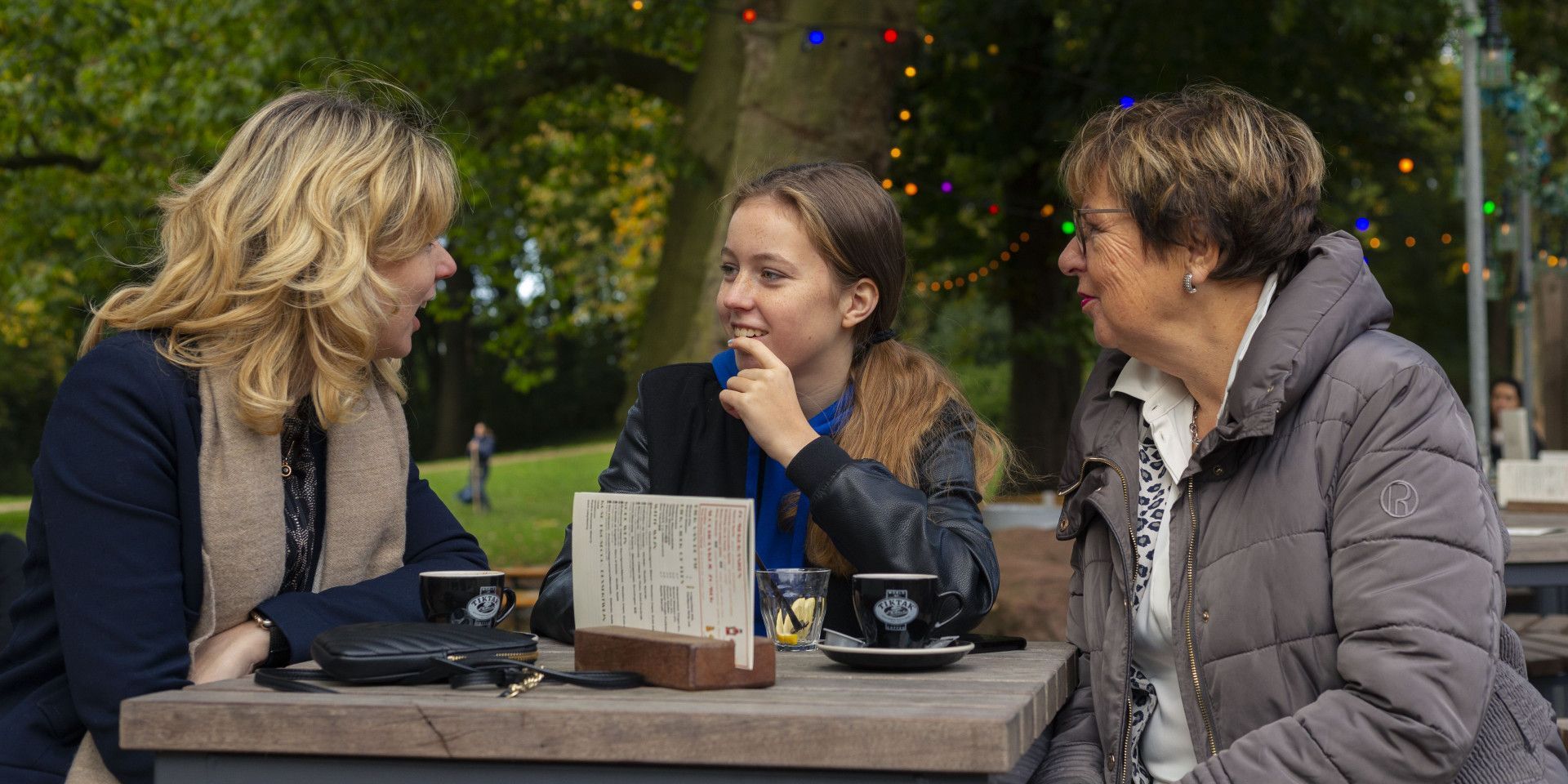 vrouwen op terras