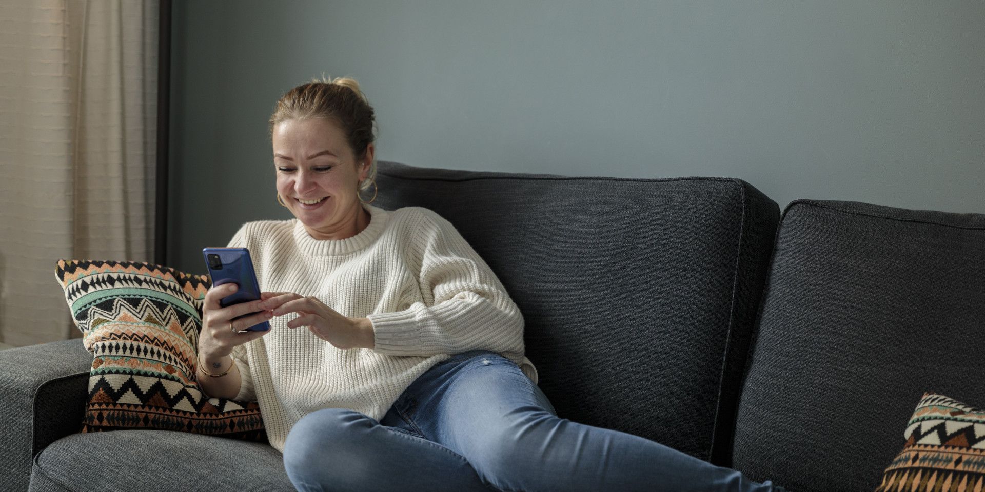 vrouw op de bank met telefoon