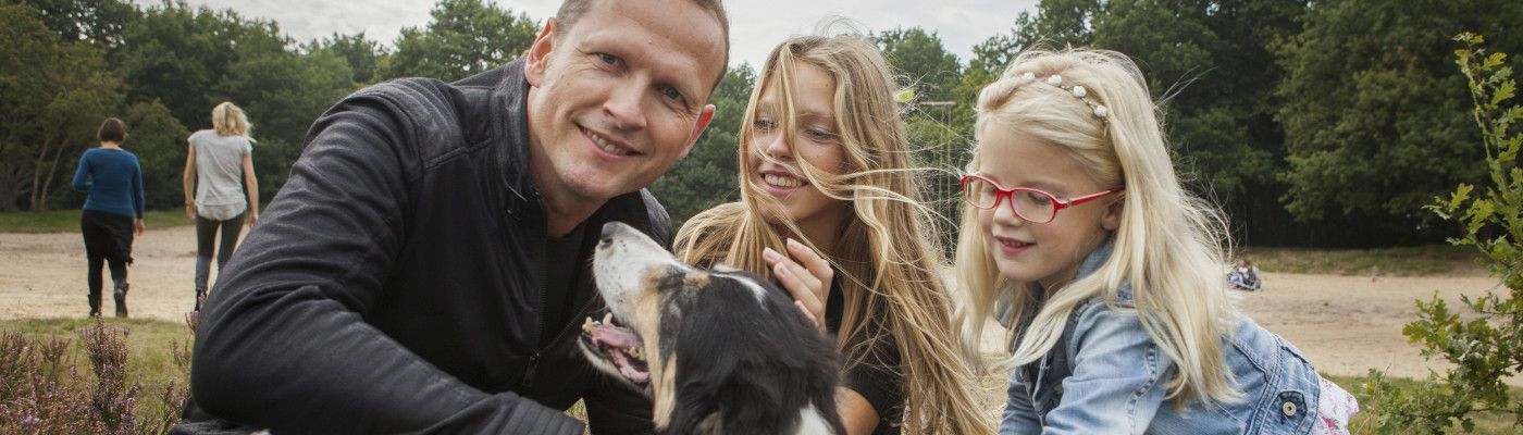 vader met kinderen en hond