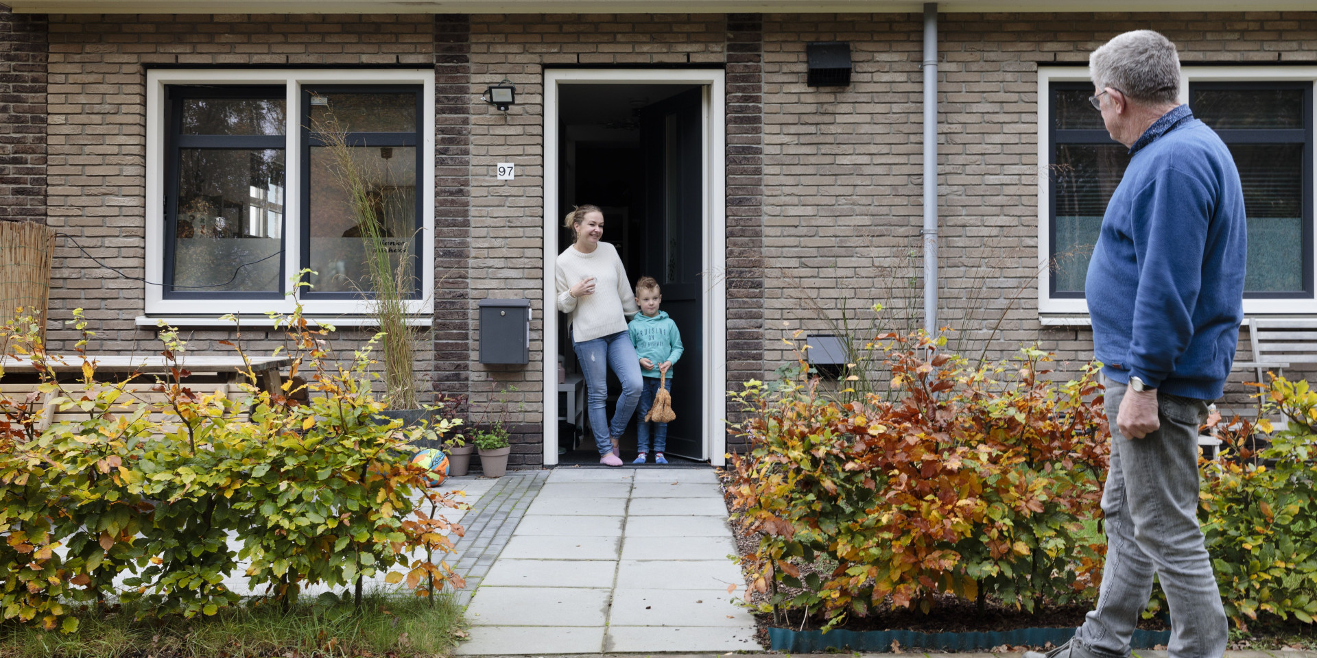 Familie bij de voordeur