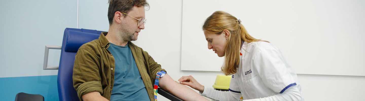 bloedprikken op onderzoekslocatie