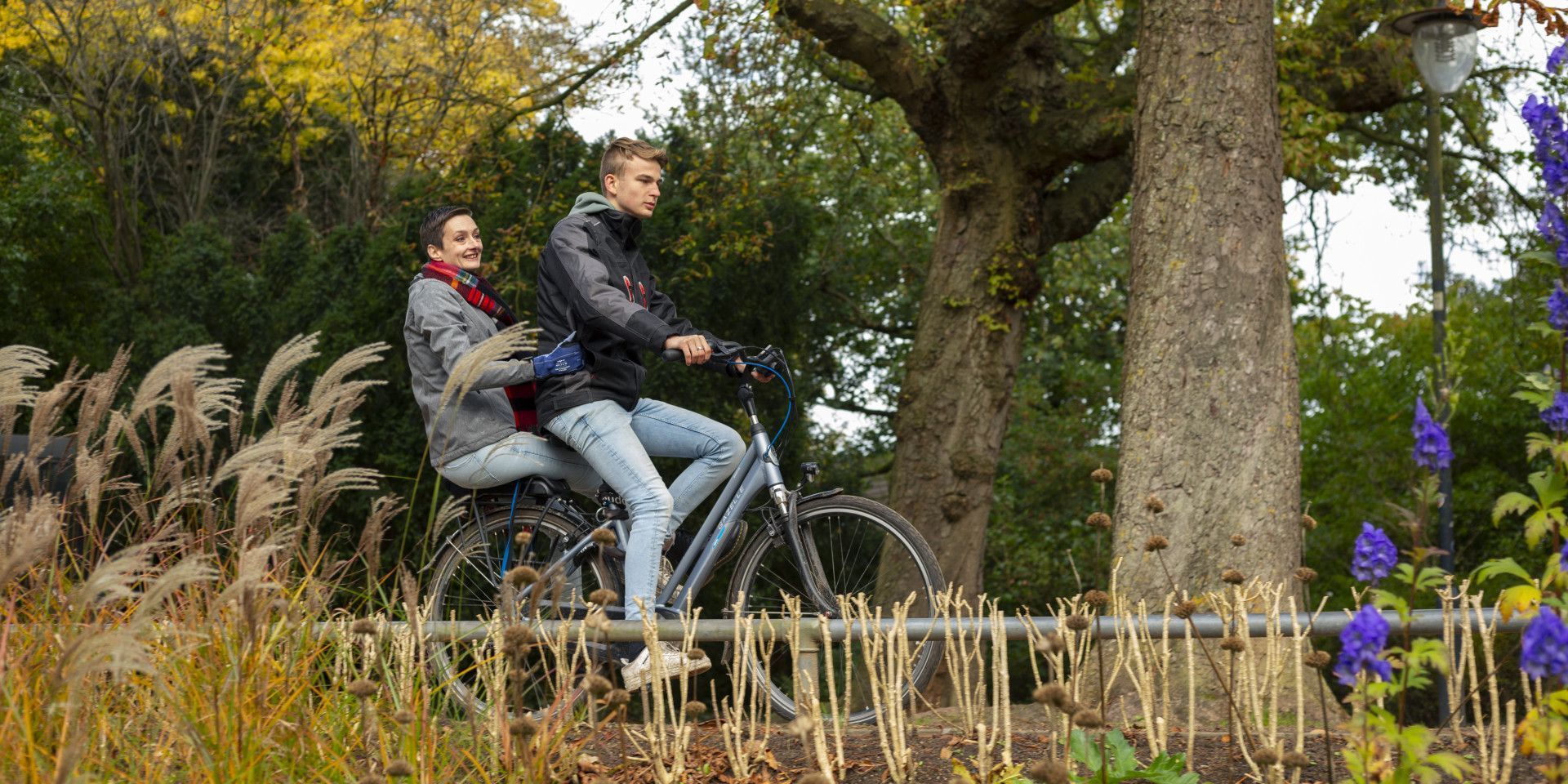 moeder en zoon op de fiets