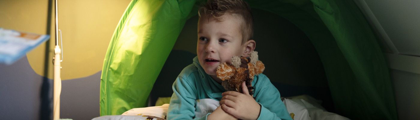 jongetje in een tent in zijn slaapkamer