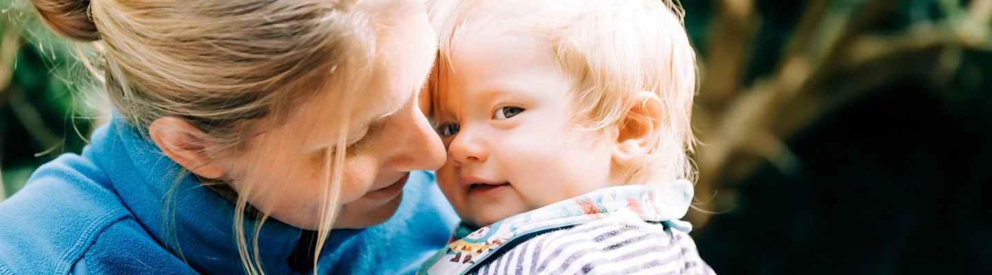 moeder en zoon thuis