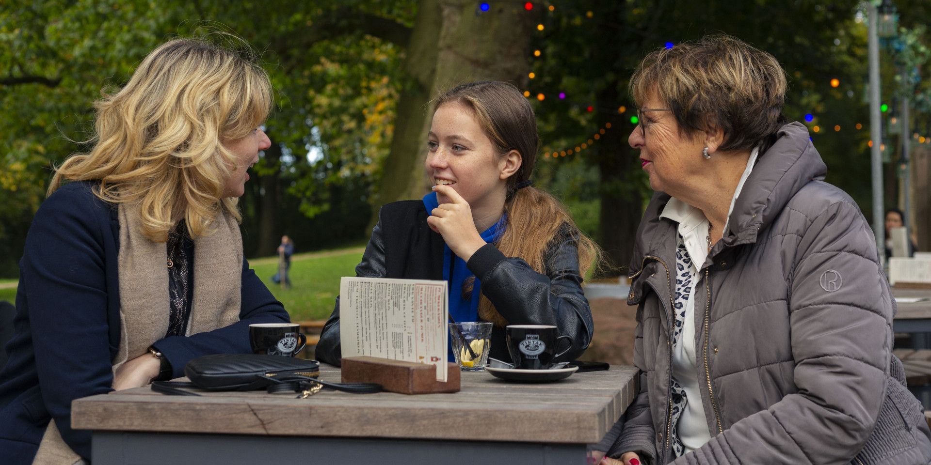 vrouwen op het terras