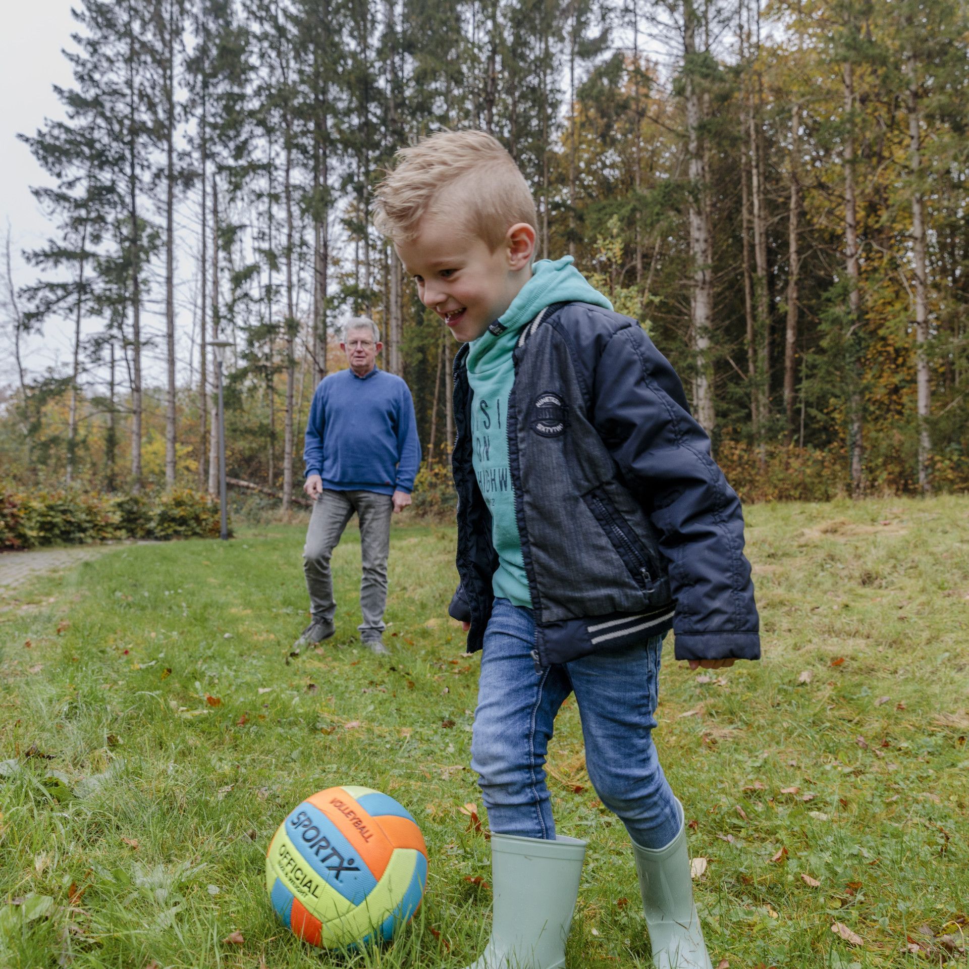 opa en kleinzoon voetballen