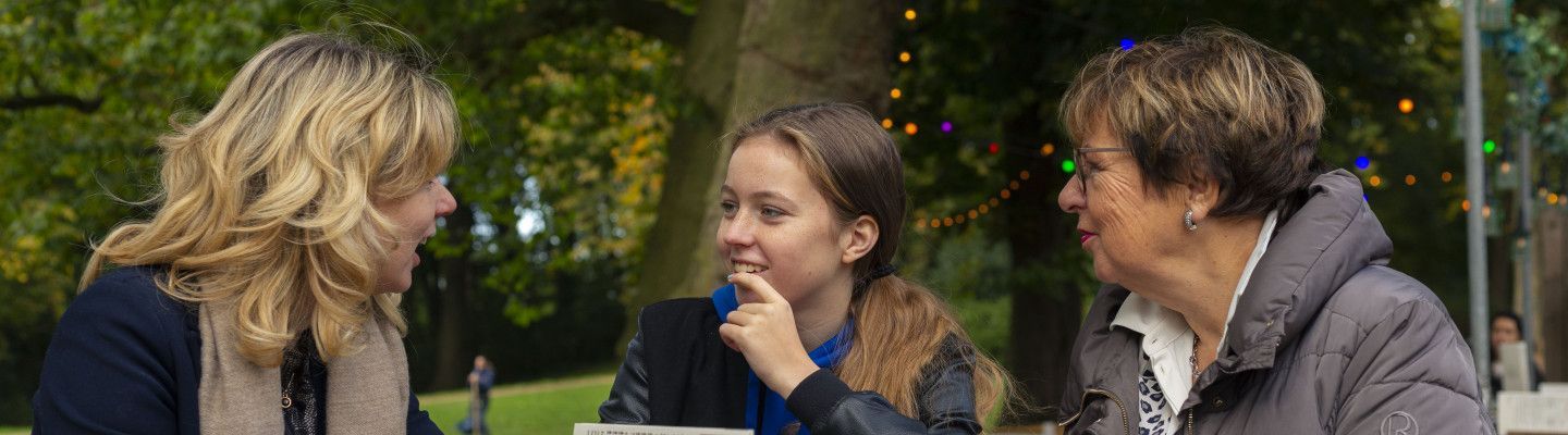vrouwen op het terras