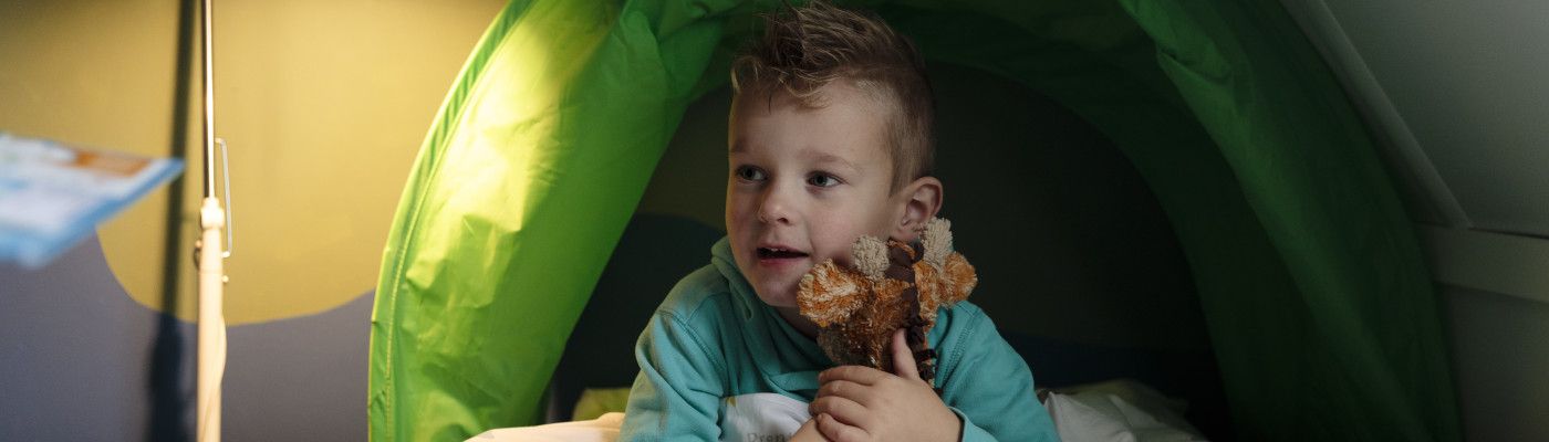 jongetje in een tent in zijn slaapkamer