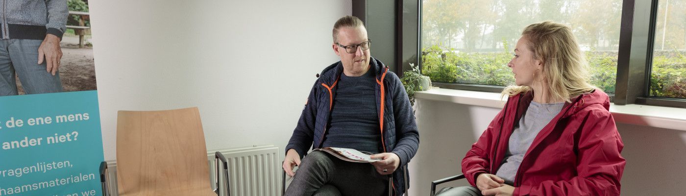 deelnemers in wachtkamer op onderzoekslocatie