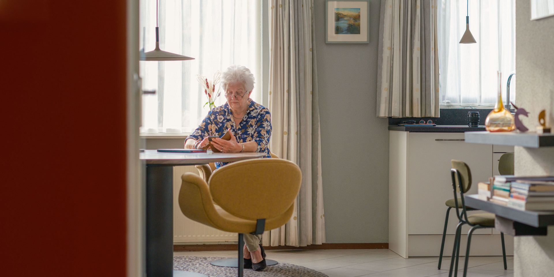 vrouw aan tafel
