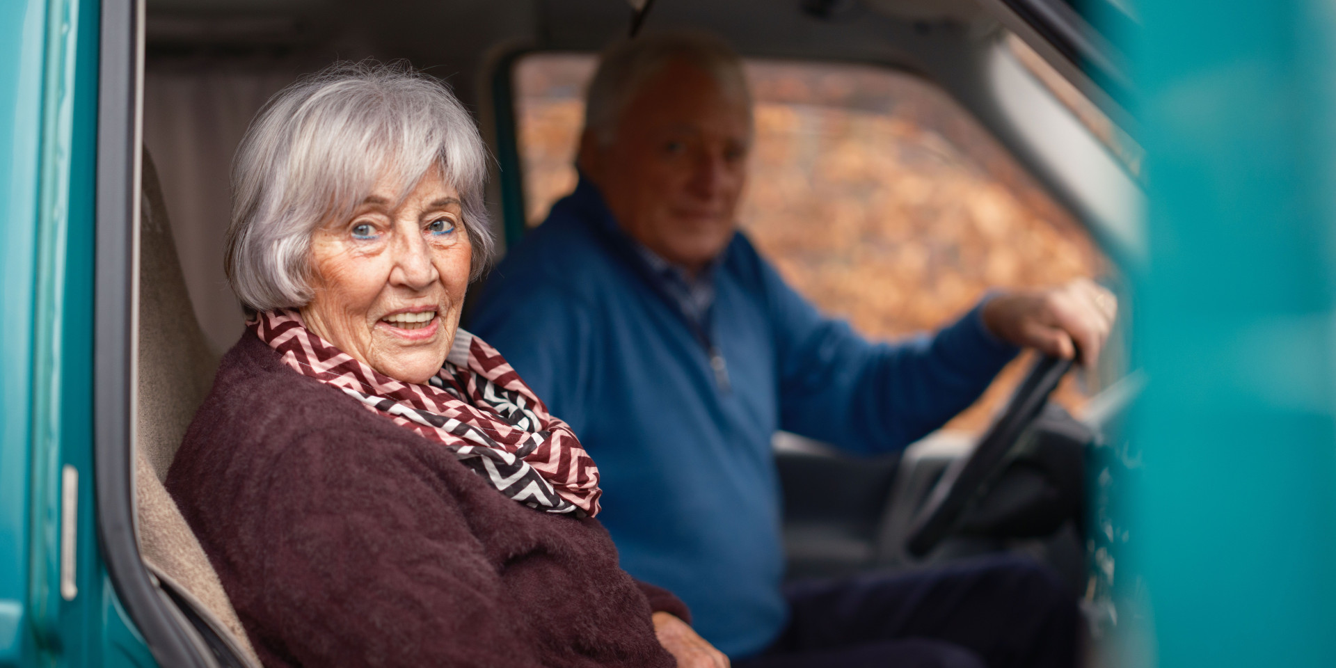 man en vrouw in auto