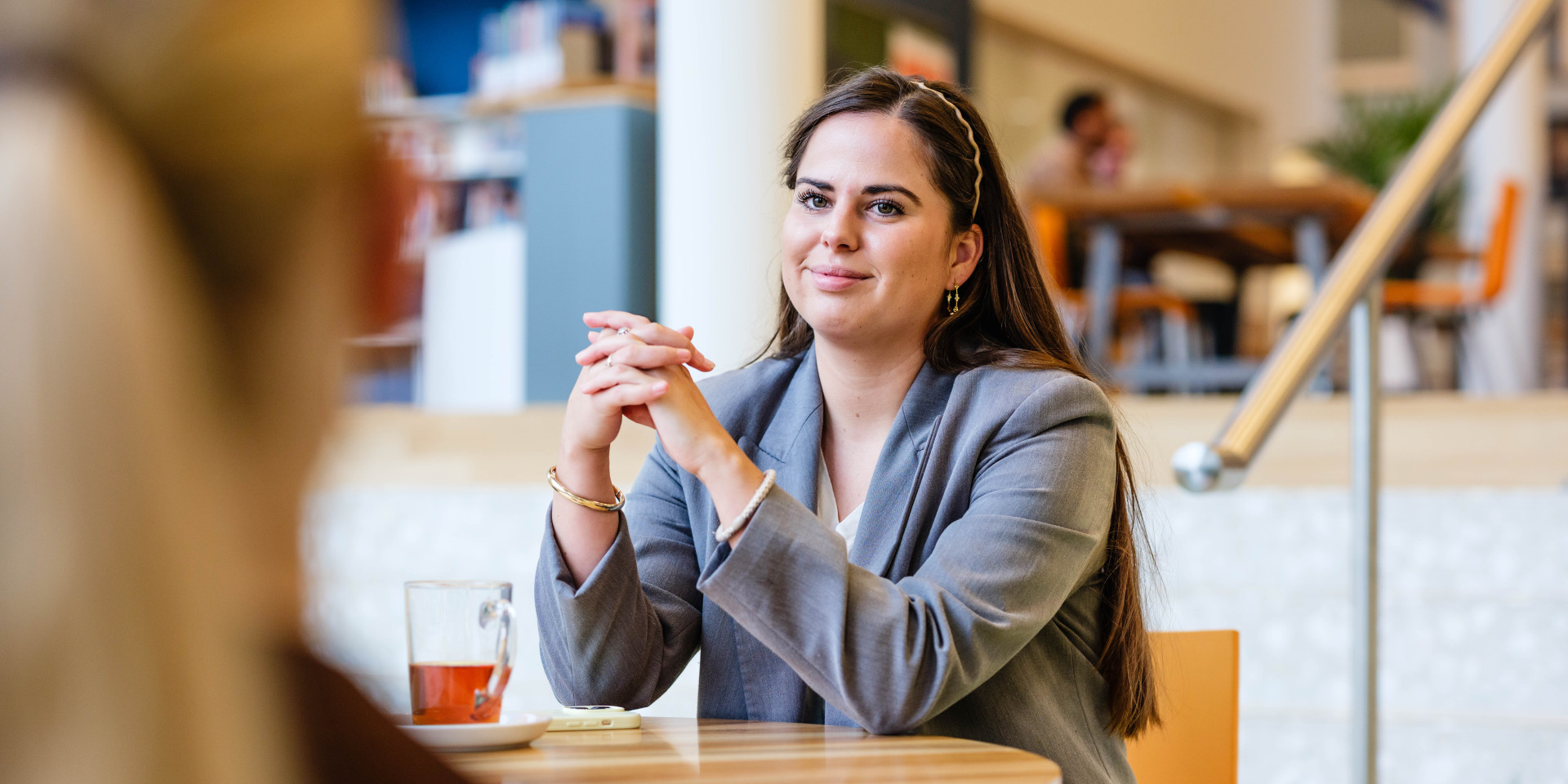jonge vrouw in bibliotheek