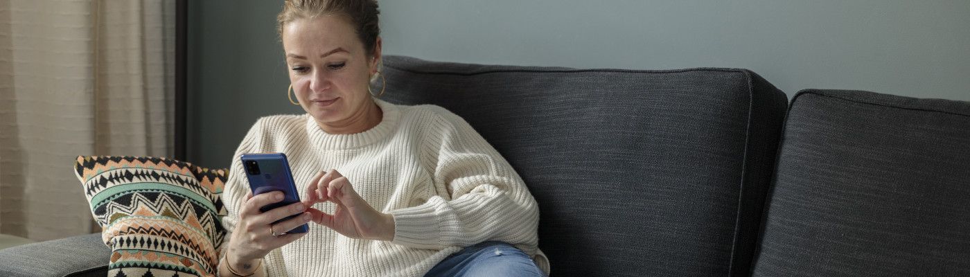 vrouw op de bank