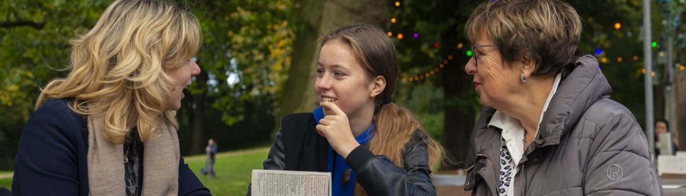 vrouwen op terras