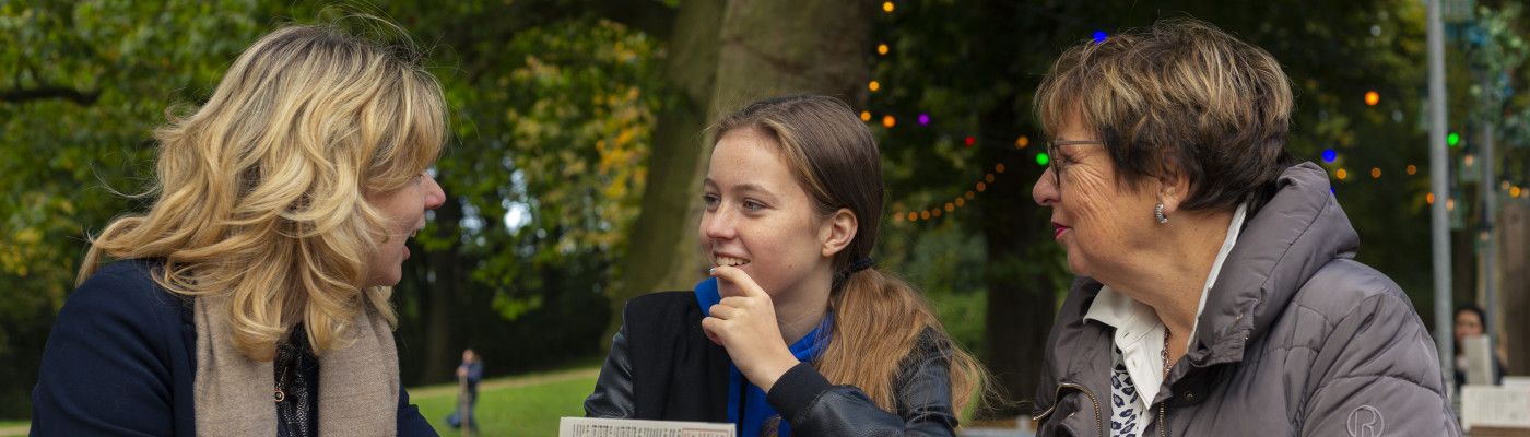 vrouwen op het terras