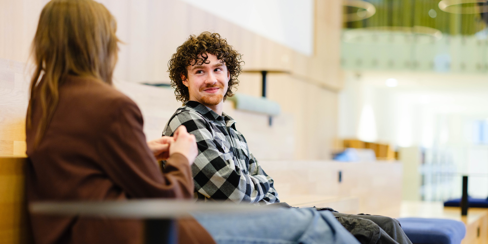 jonge mensen in de bibliotheek