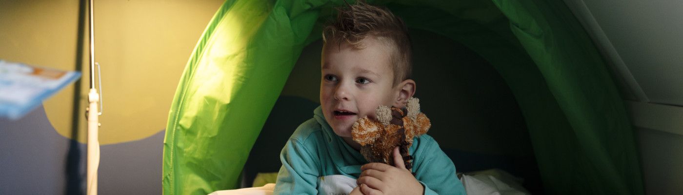 jongetje in een tent in zijn slaapkamer