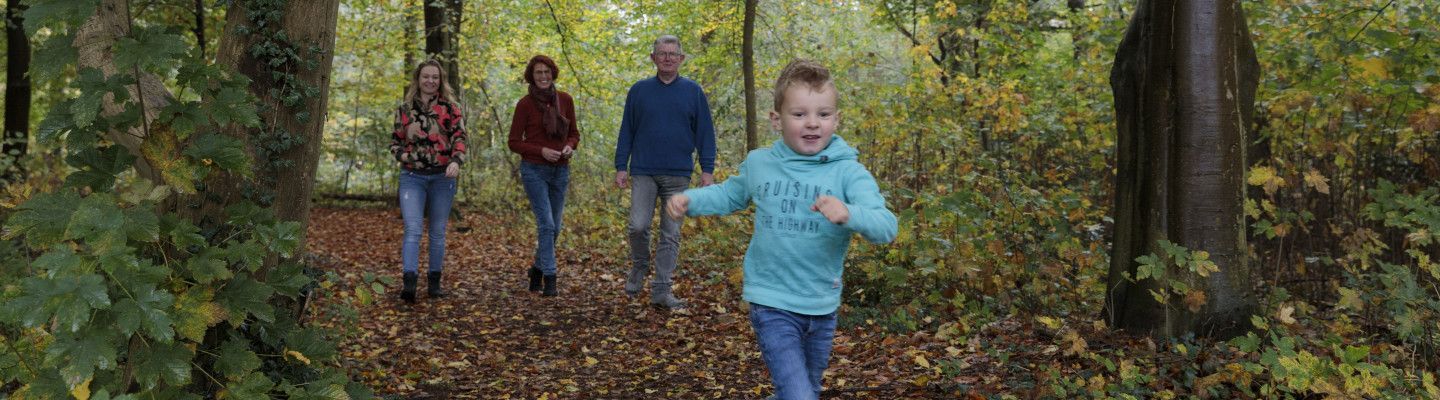 familie met kind in het bos