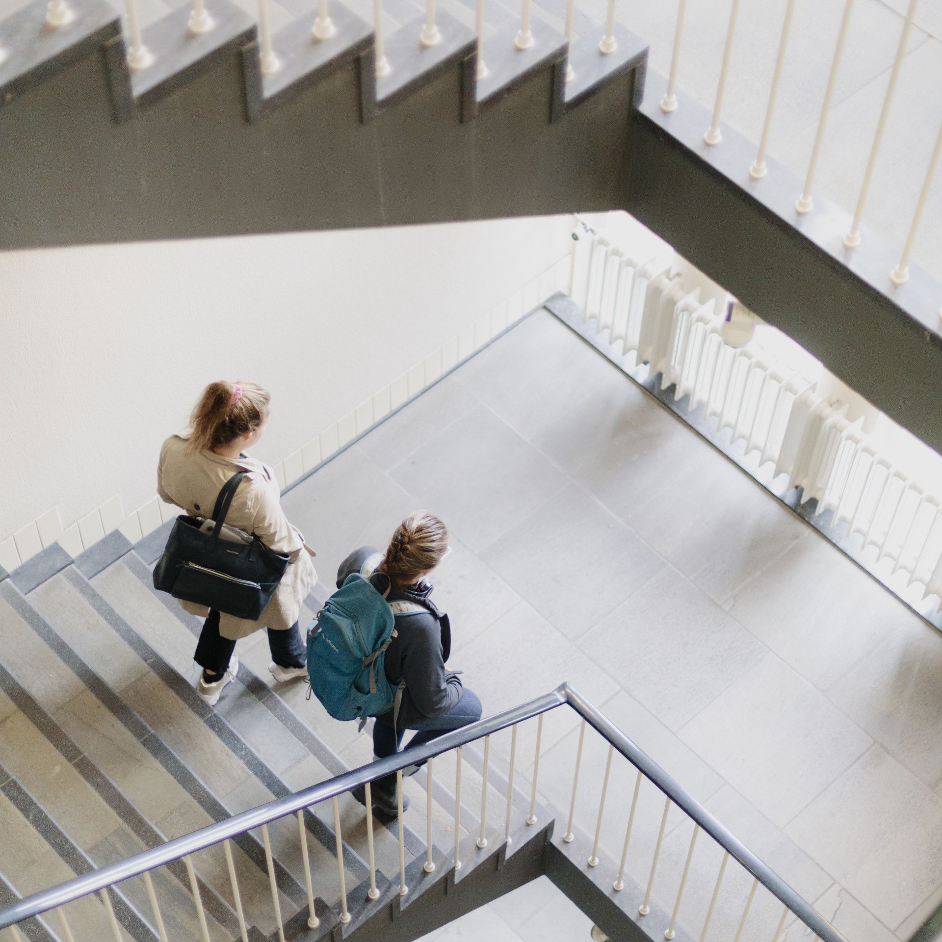 vrouwen in trappenhuis ziekenhuis umcg