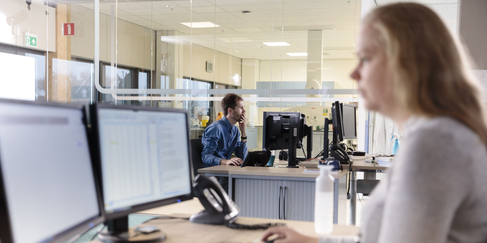 Mensen werken op de computer