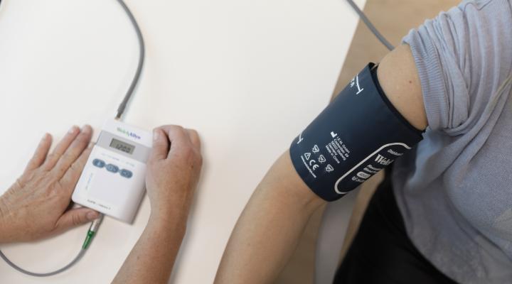 bloeddruk meten op onderzoekslocatie