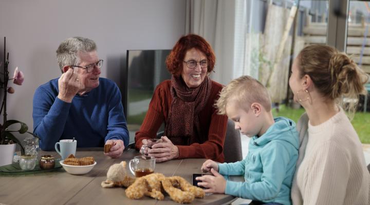 familie aan keukentafel