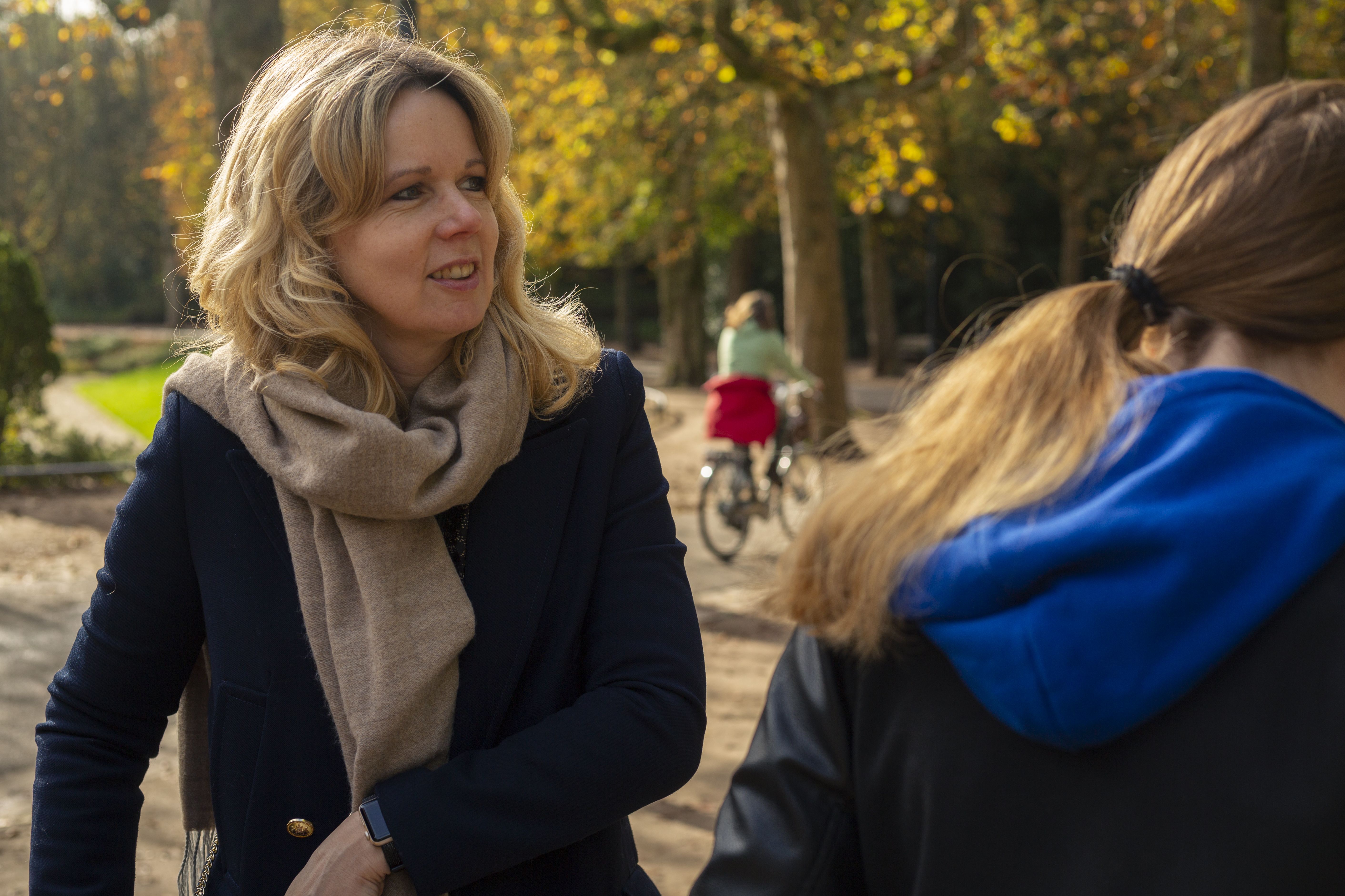 deelnemers wandelen