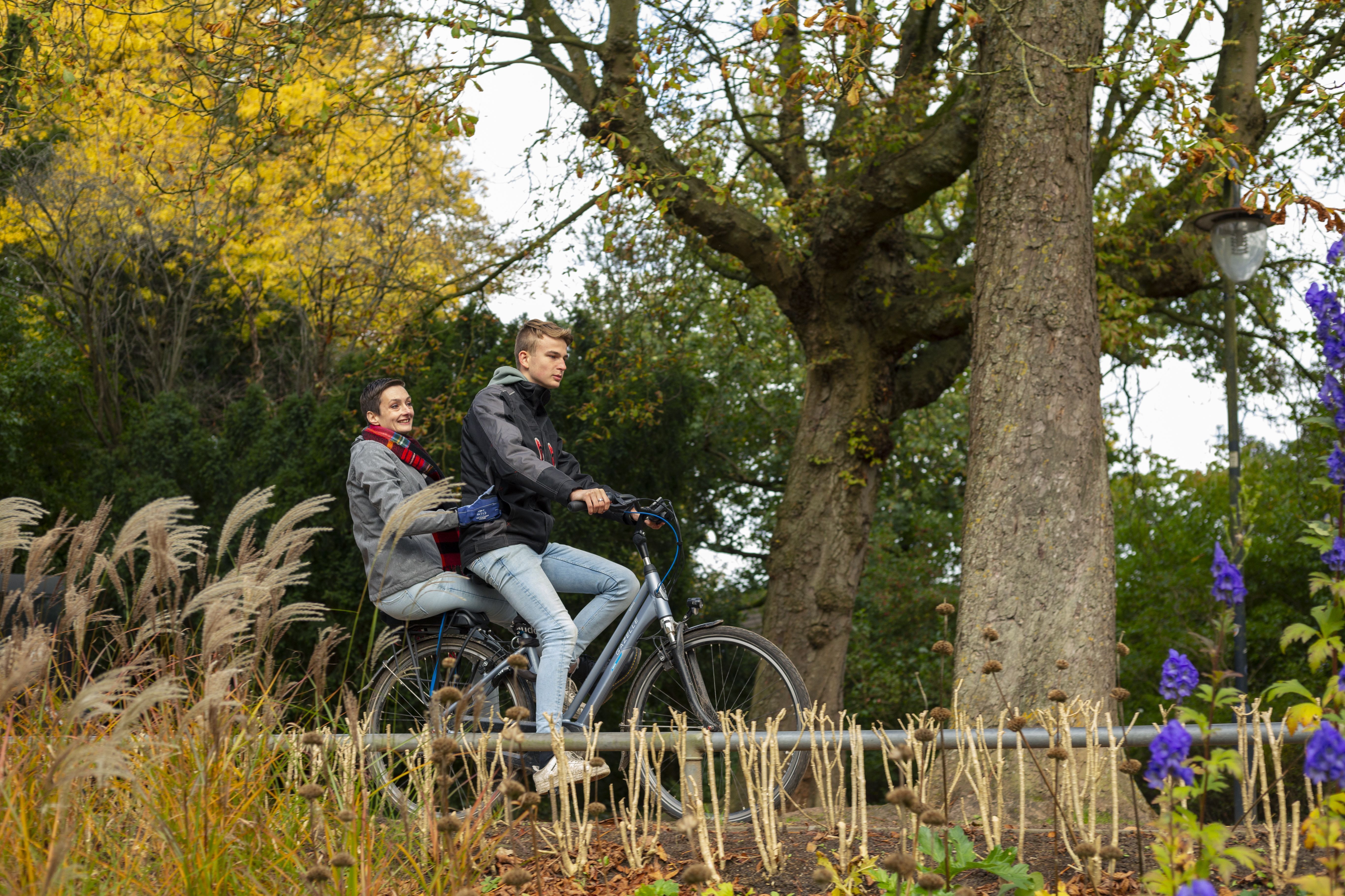 deelnemers wandelen