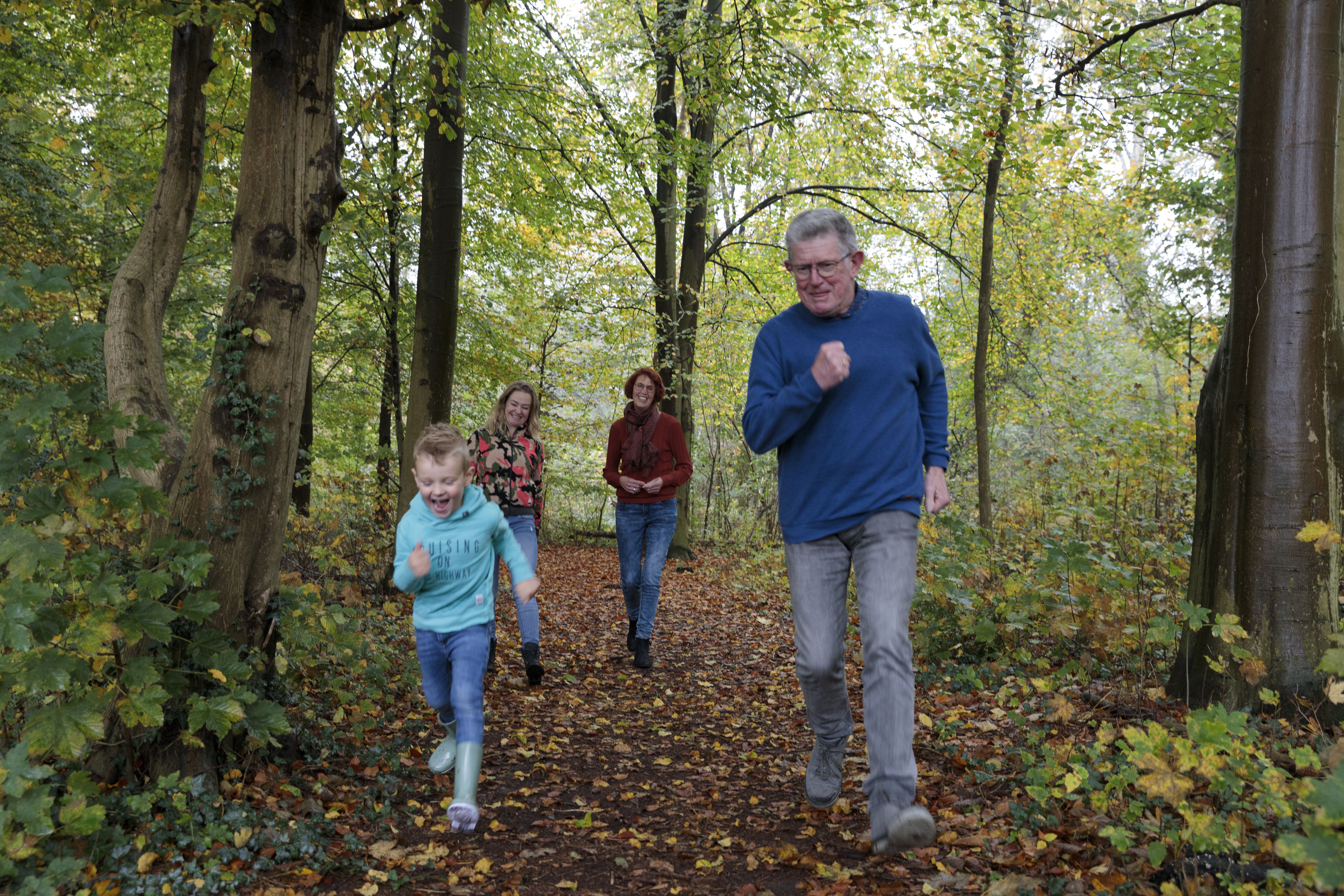 deelnemers wandelen